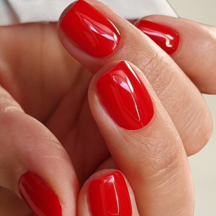 True Red UV Nagelfolien Manifix Hand Closeup